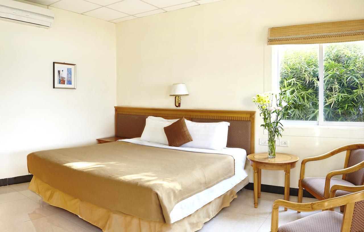 Savana Lake Resort Nashik Esterno foto