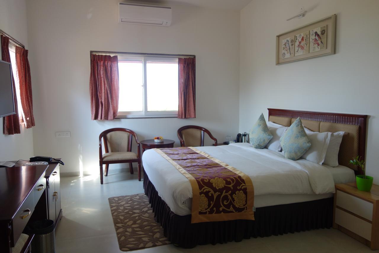 Savana Lake Resort Nashik Esterno foto