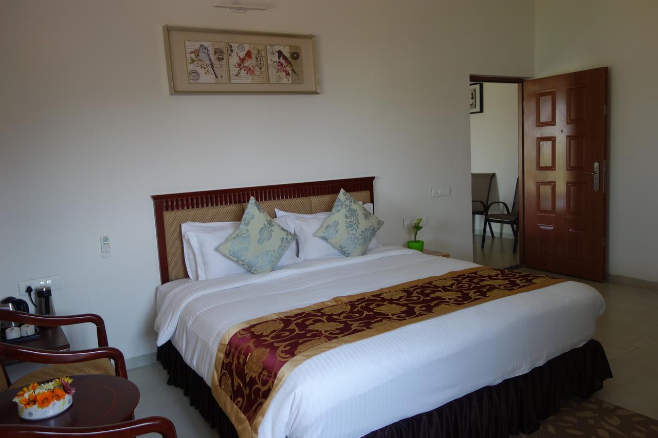 Savana Lake Resort Nashik Esterno foto