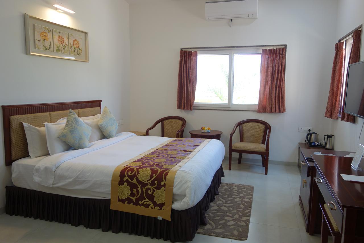 Savana Lake Resort Nashik Esterno foto